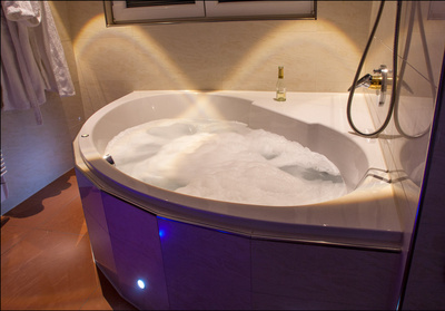 Wohlfühlmomente in der eigenen Badewanne – mit einem passenden Bade-Set gestaltet sich das noch angenehmer